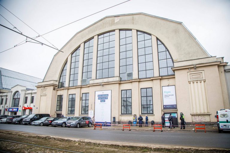 Пожилых людей призывают вакцинироваться в пункте на Центральном рынке Риги