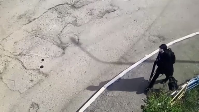 Устроивший стрельбу в Казани попал на видео по пути в школу. Он машет оружием прохожему