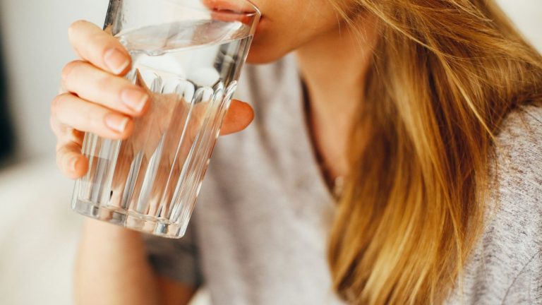 Лишняя вода: 9 продуктов, из-за которых мы отекаем