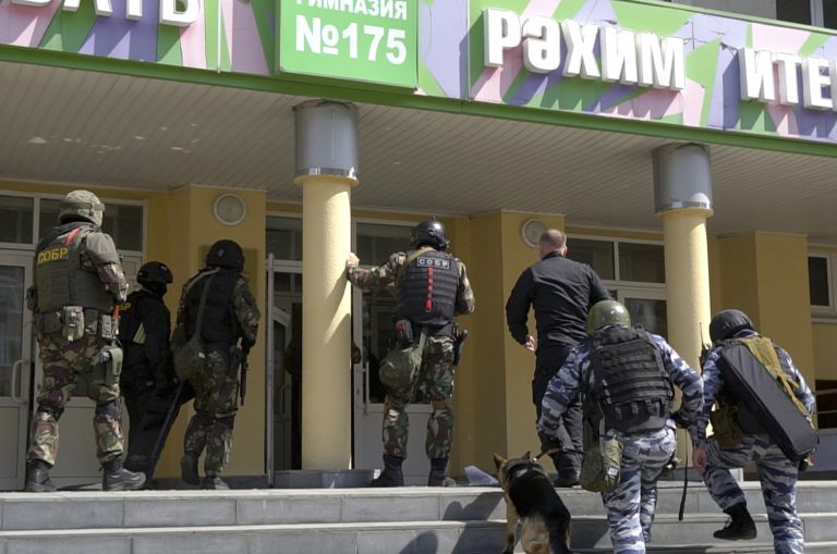 Восемь погибших, прыжки из окон, «смерть биомусору»: что известно о стрельбе в Казани на данный момент (ВИДЕО)