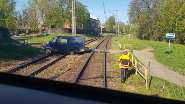 Поезда в Тукумс задерживаются — на путях застрял автомобиль