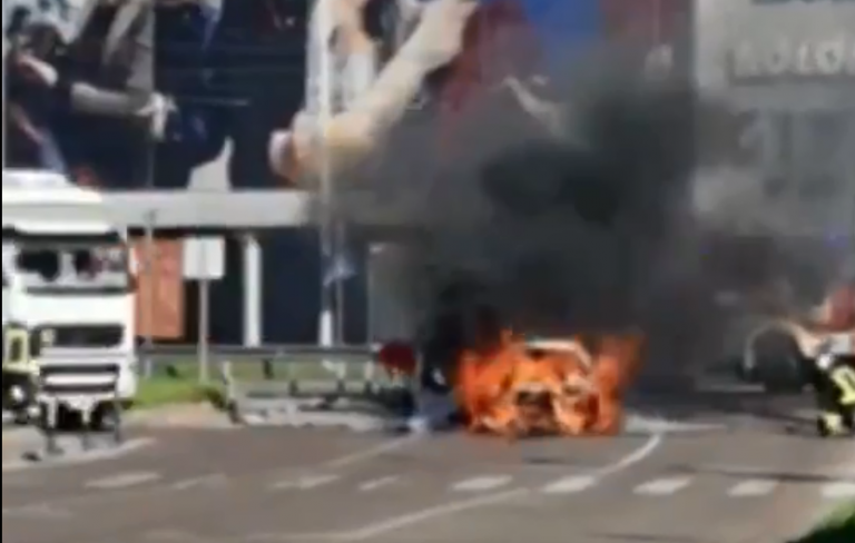 ВИДЕО: из-за горящего автомобиля в Риге, на мосту Земитана, образовалась пробка