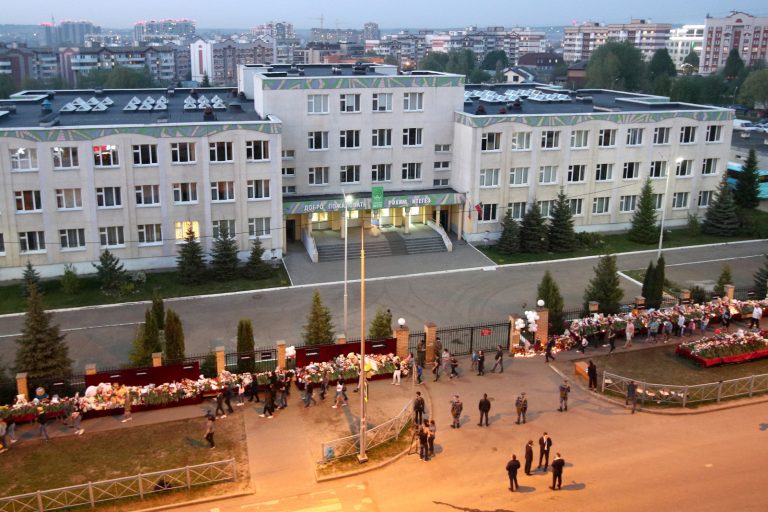СМИ публикуют подробности нападения на казанскую школу