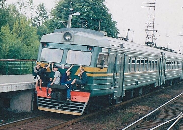 Русские мужчины — это чудом выжившие мальчики: 7 опасных развлечений пацанов в лихие 90-е