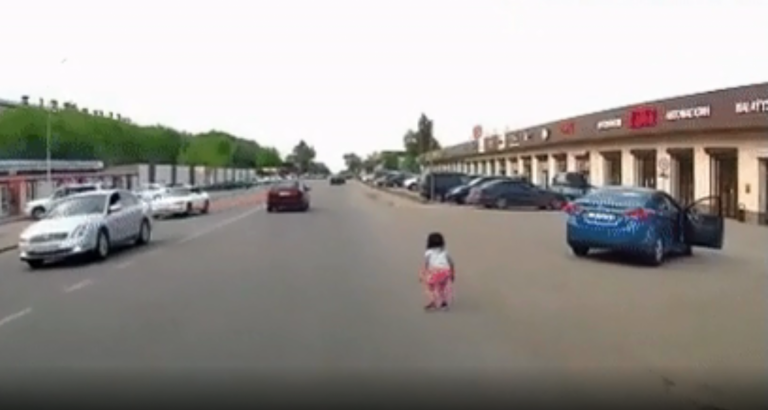 В Казахстане из машины на ходу выпала 3-летняя девочка (ВИДЕО)