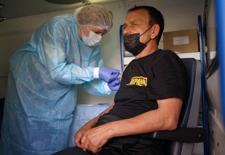 В России допустили введение обязательной вакцинации. В Кремле это опровергли