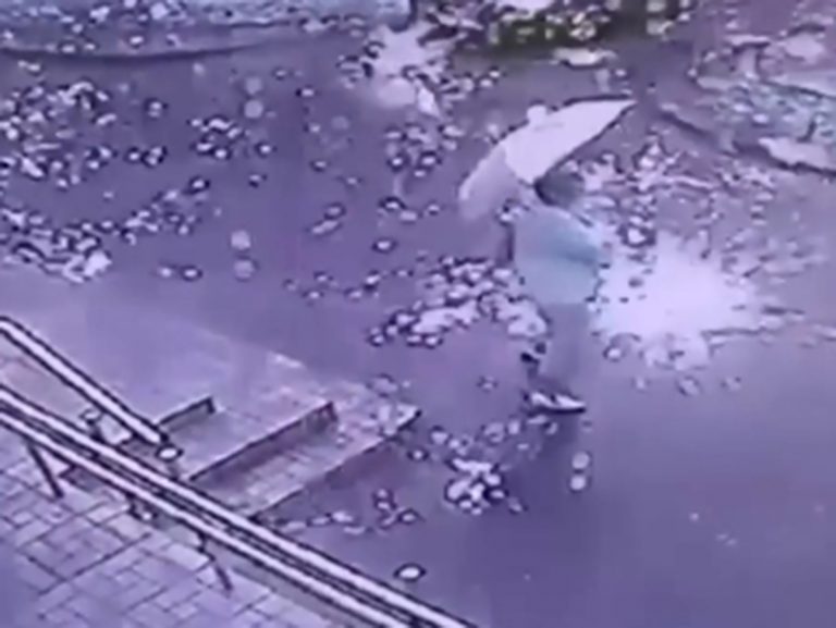 Дождь из искр обрушился на прохожих в Петербурге (ВИДЕО)