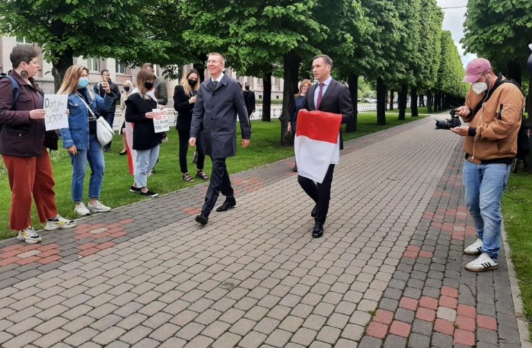 В Риге сняли «флаг режима» и вывесили символ независимости Беларуси