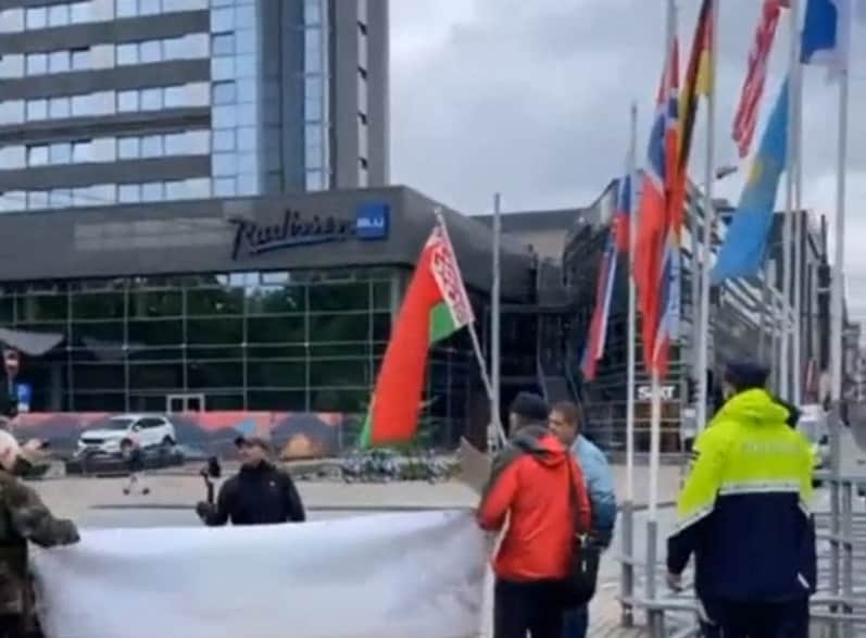 ВИДЕО: мужчина хотел вывесить в Риге красно-зеленый флаг Беларуси