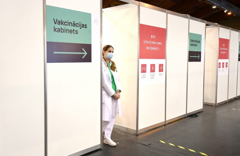 Сегодня в Латвии работают 12 центров массовой вакцинации