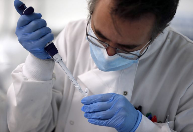 Ученые рассказали об эффективном лекарстве против тяжелого COVID-19