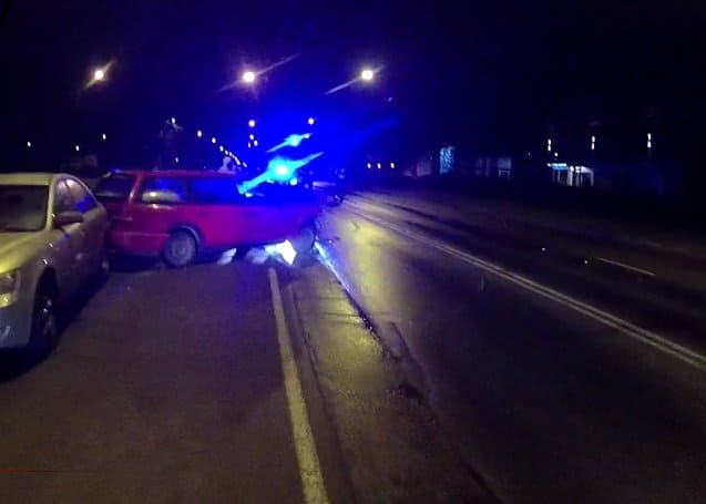 Пьяный водитель Passat в Пардаугаве повредил семь машин и сбежал с места ДТП