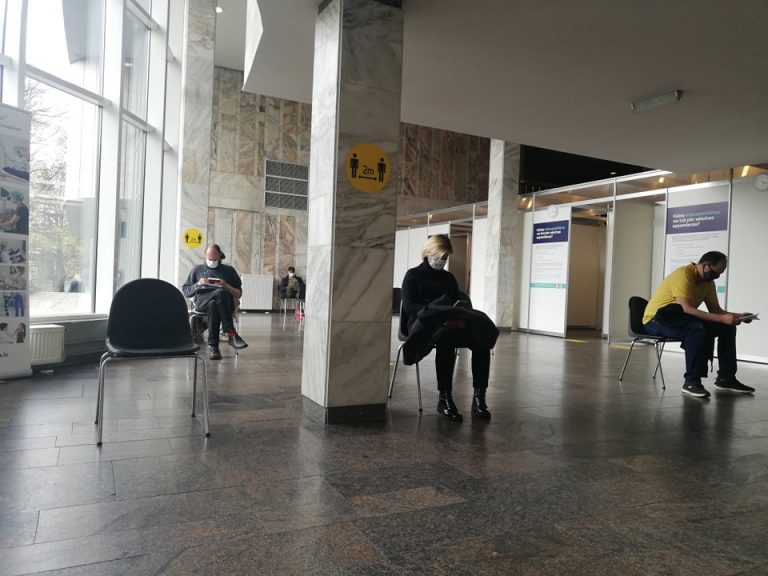 Латвийцев вакцинируют в три раза медленнее необходимого