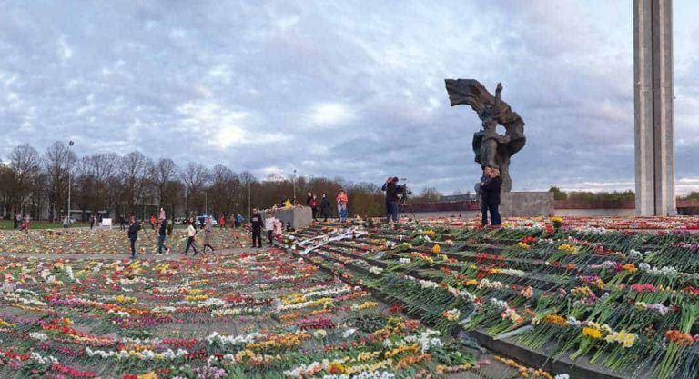 Госполиция просит не приходить 9 мая к памятнику Освободителям