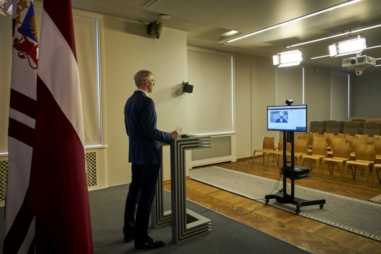 Режиссер Экис о расколе в правительстве: начался нерест, рыбы сходят с ума