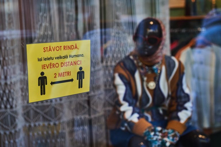 В Латвии за сутки выявлено 1036 случаев COVID, умерли 19 человек
