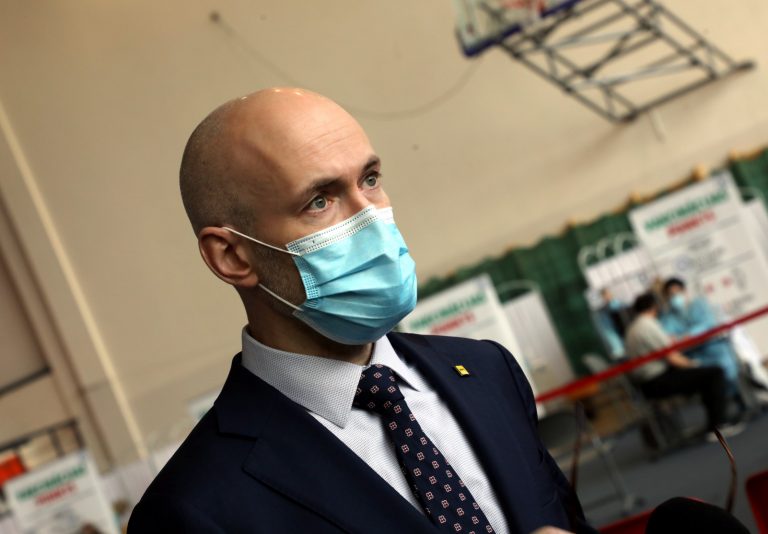 Заболеваемость COVID растет. Павлютс распорядился разработать план жестких ограничений