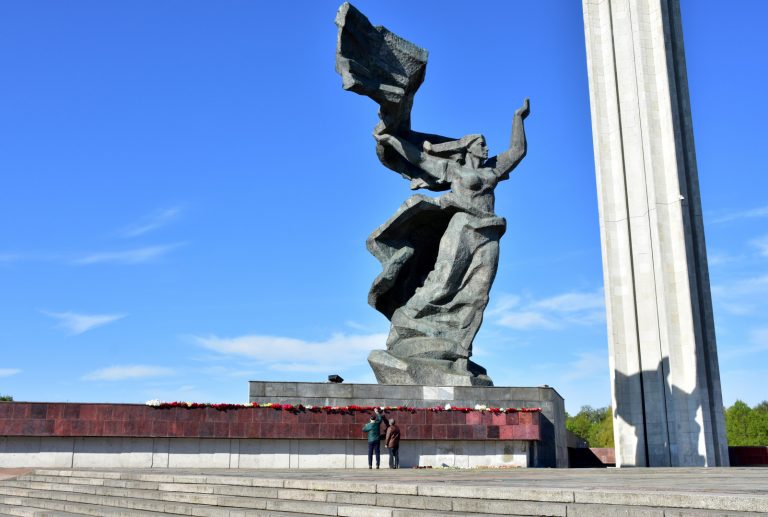 «Мы готовили пикет»: депутат от РСЛ рассказал о пути к разрешению возложения цветов 9 мая