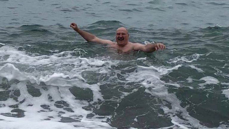 «Усатый морж»: Ургант пошутил над искупавшимся в море Лукашенко (ВИДЕО)