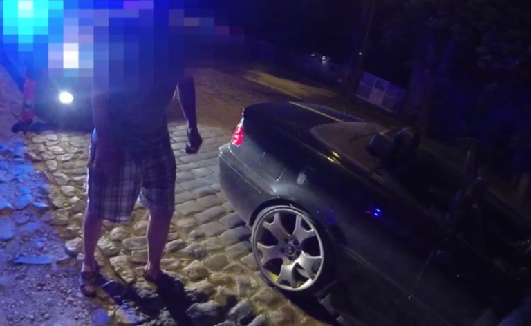 Пьяный мужчина в Риге кидался под машины, пытаясь покончить с собой (ВИДЕО)