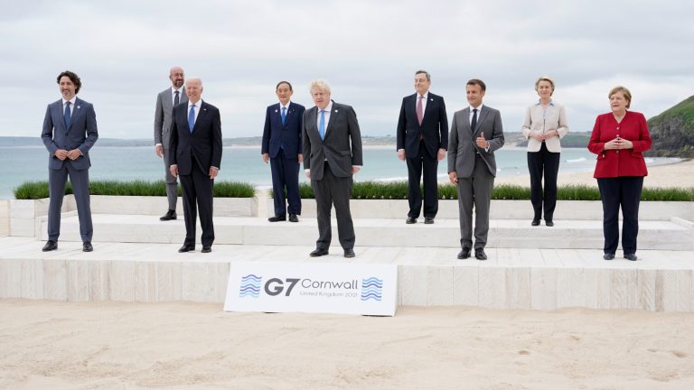 Боулинг, поп-группа 90-х или игрушки? Фото лидеров G7 разошлось на мемы (ФОТО и ВИДЕО)