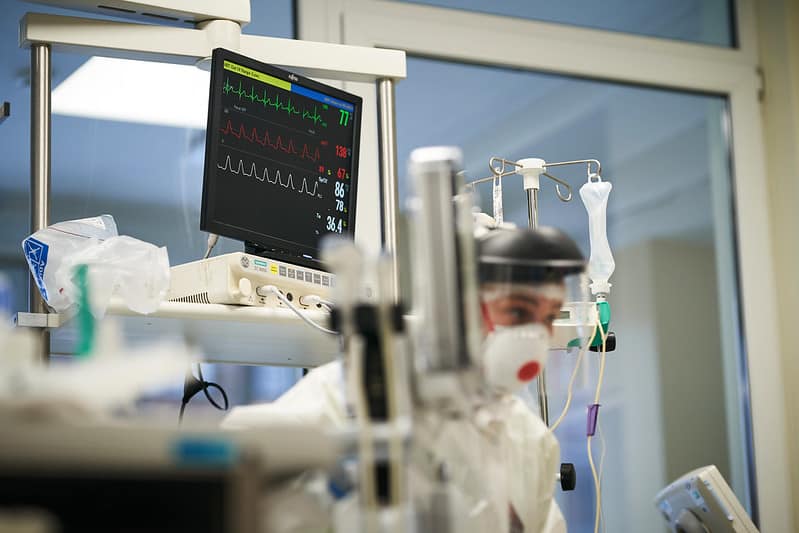 Впервые с осени количество COVID-пациентов в больницах упало ниже 300