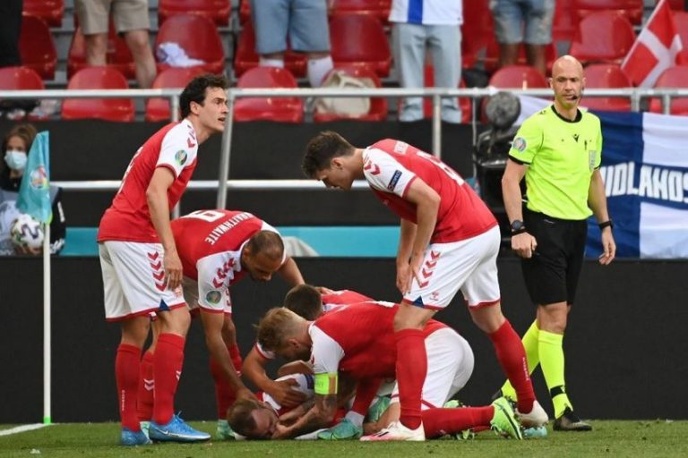 Датский футболист остается в больнице