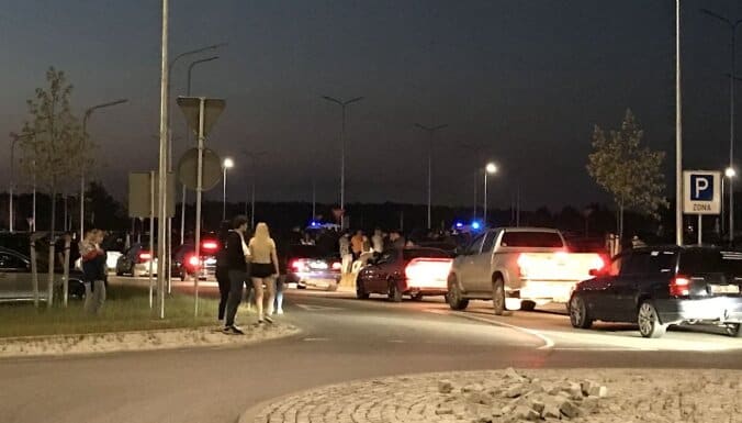 Очевидец: на парковке в Пиньки ночная «вечеринка». Это нормально?