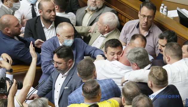Депутаты Рады Украины устроили драку после слов о расстреле фракции (ВИДЕО)