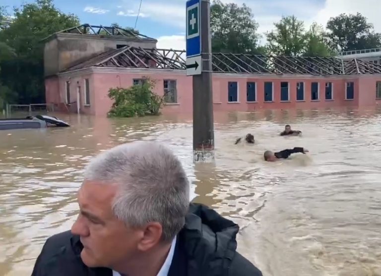 Спасатели поплыли кролем за лодкой с главой Крыма в затопленном городе (ВИДЕО)