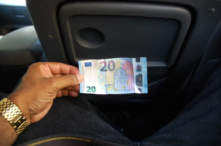 Серб задержан на границе Латвии. Предложил 20 евро, а получил штраф в 5000