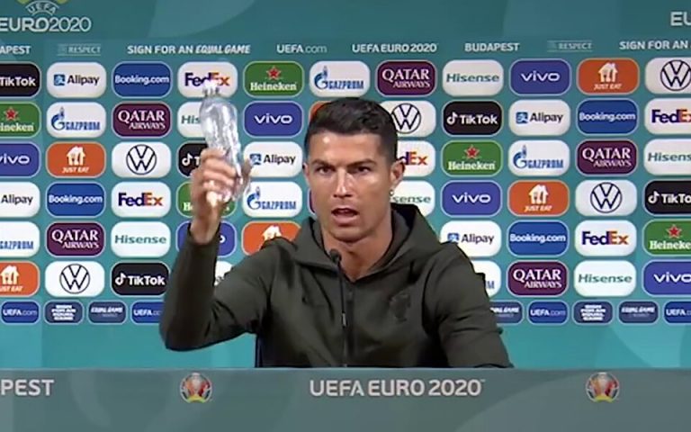УЕФА потребовал от футболистов не убирать напитки спонсоров Евро-2020
