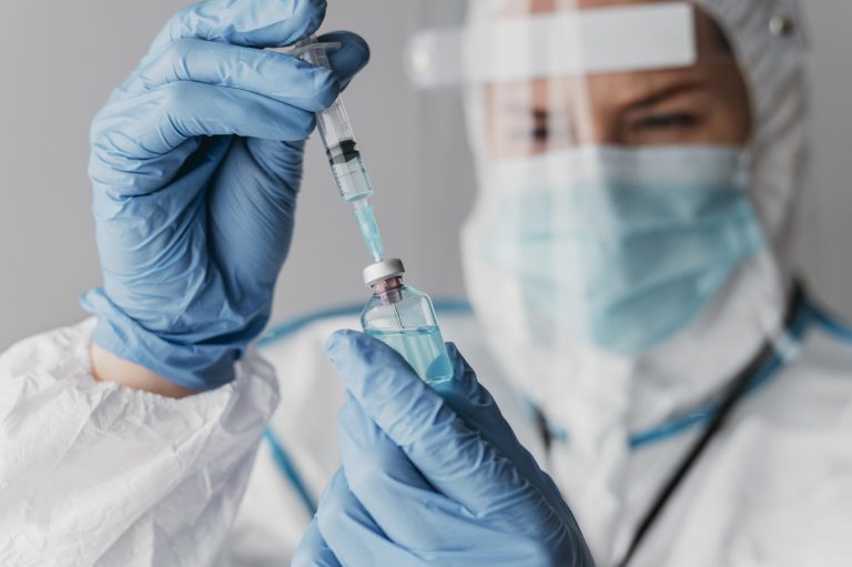 Каждый четвертый житель Латвии завершил вакцинацию от COVID-19