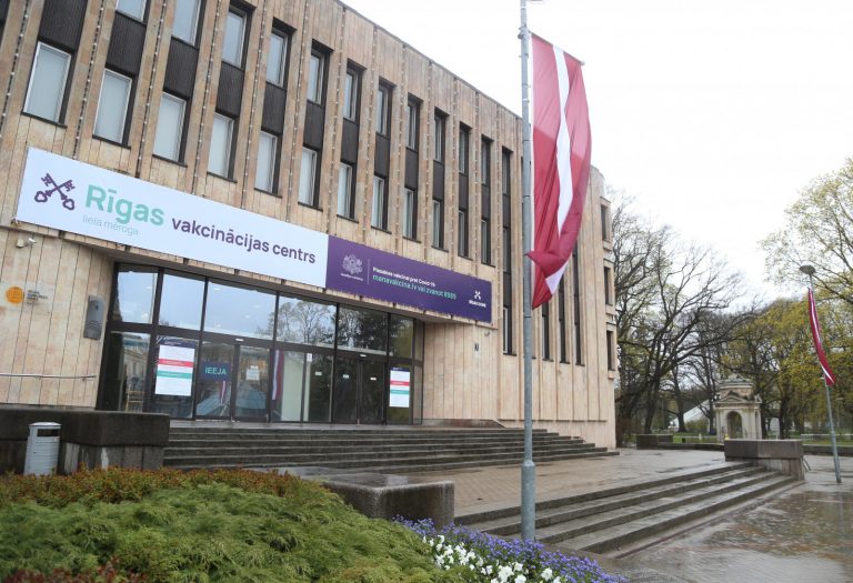 В Риге умер мужчина, пришедший на вакцинацию
