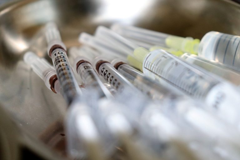 В Латвии за сутки выявлено 125 случаев COVID, заболеваемость упала ниже сотни