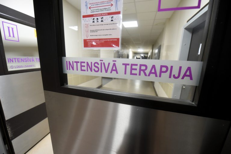 В Латвии впервые с октября меньше 200 COVID-пациентов