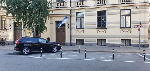 В Рижской думе объяснили, что будет с огражденными столбиками стоянками для инвалидов