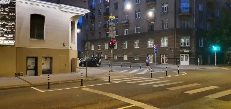 Рижская дума: столбики на дорогах в центре не мешают, если ездить по правилам