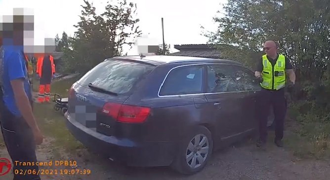 Полицейским в Адажи пришлось разбить окно, чтобы спасти жизнь мужчины