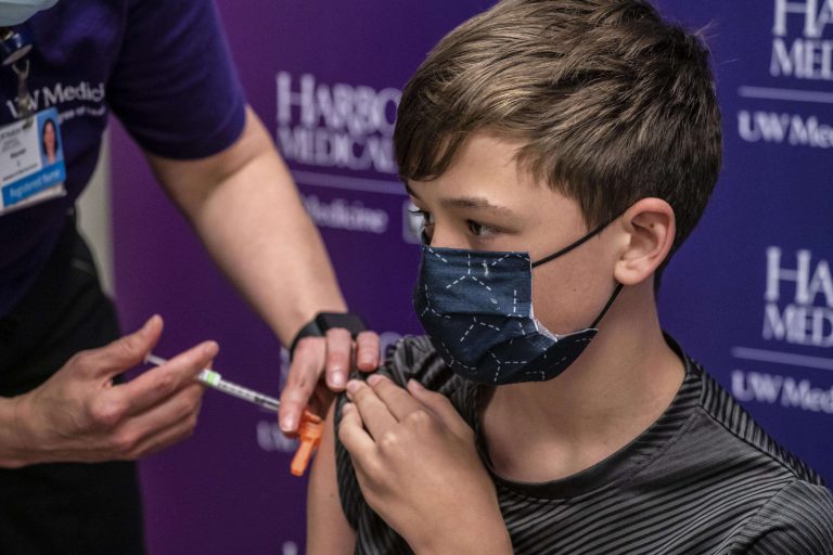 Затлерс: победить COVID без вакцинации детей будет невозможно