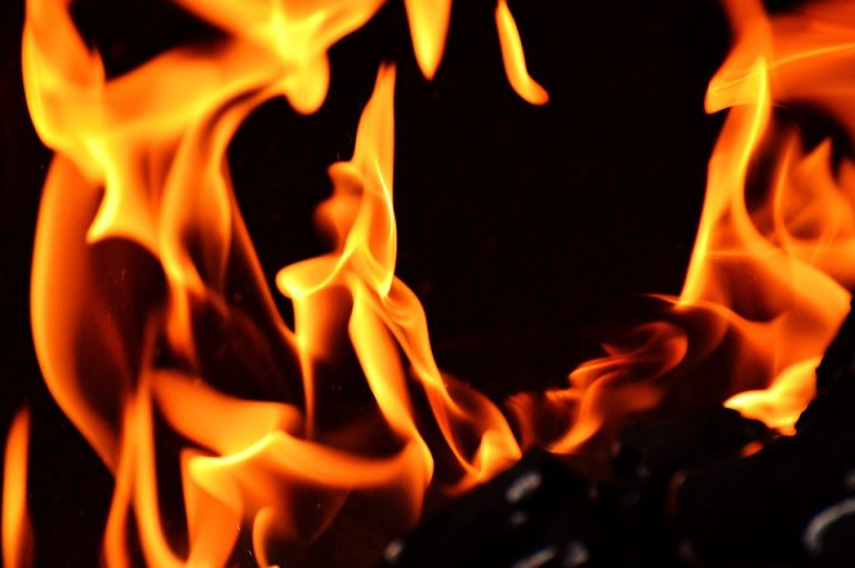 Пожарные спасли двух человек из горящего дома в Риге