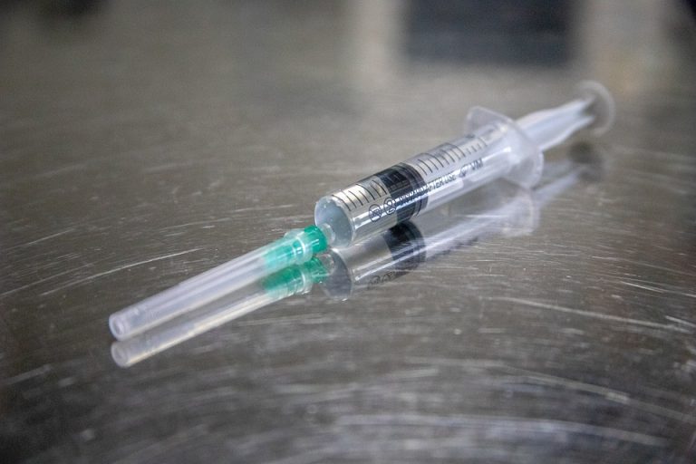Четвертую неделю от COVID вакцинируются более 100 тысяч человек