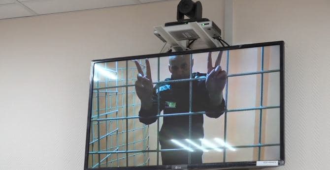 Навальный отозвал два иска к тюрьме, ему выдали Коран и Библию