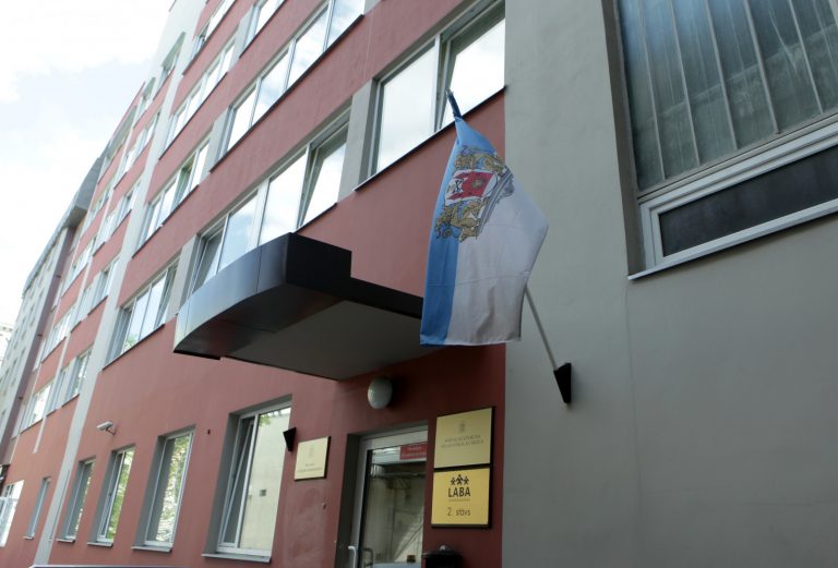 Работник использует машину в неурочное время? В Рижской думе начата проверка 