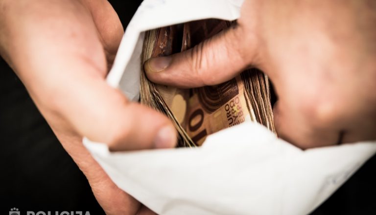 Полиция расследует дело о хищении почти 8 млн евро у предприятия