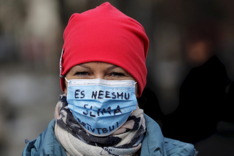 Исследование: 44% латвийцев за вакцинацию, а 42% — против