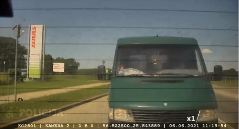 ВИДЕО: в Екабпилсе в ходе погони пьяный водитель врезался в полицейскую машину