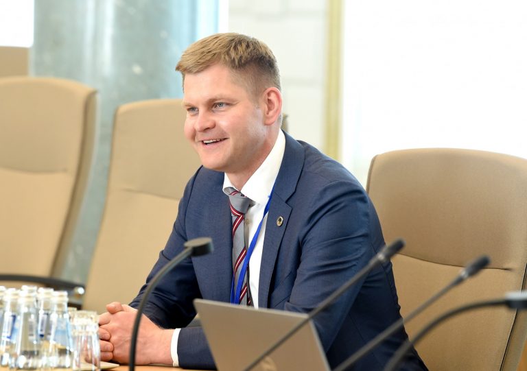 Министр благосостояния: скорее всего в некоторых отраслях вакцинация будет обязательной