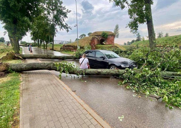 ФОТО: в Даугавпилсе жару сменил большой ливень с сильными порывами ветра