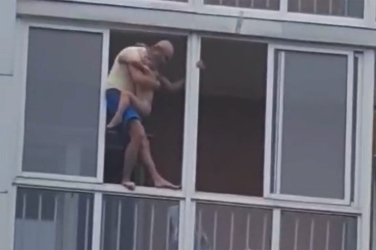 Житель Иркутска угрожал спрыгнуть с ребенком с 14-го этажа (ФОТО и ВИДЕО)